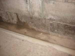 Leaking mortar joint in concrete block wall